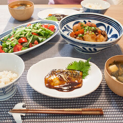 和食器/おうちごはん/食卓/ダイニング/器/波佐見焼 ある日の晩ごはん。
サバの味噌煮と肉じゃ…(1枚目)