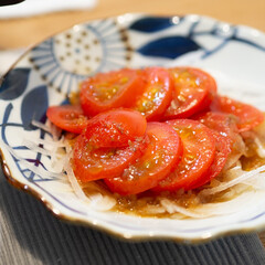 おうちごはん部/料理/献立/副菜 シンプルなトマトサラダ。玉ねぎのスライス…(1枚目)