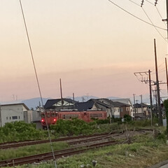 空 夕方、赤い雲❣️オオーッ❣️
そこに電車…(2枚目)