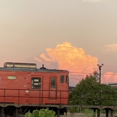 空 夕方、赤い雲❣️オオーッ❣️
そこに電車…(1枚目)