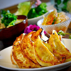 春雨サラダ/豚汁/野菜サラダ/お土産/餃子 こんばんは^ ^
今日の夕飯です
今日…