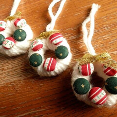 簡単/クリスマス/リース/オーナメント/飾り 白色の毛糸に赤と緑のくるみボタンをつけた…(1枚目)