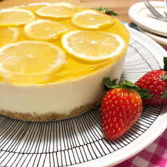 スイーツ/誕生日ケーキ/ケーキ/フォロー大歓迎 誕生日ケーキはレモンのレアチーズケーキ！…(1枚目)