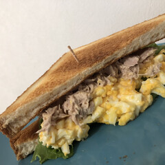 サンドイッチ/パン/朝食/暮らし/フォロー大歓迎/節約 今日の朝ごはんはサンドイッチ。
ツナマヨ…(1枚目)
