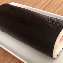 恵方巻き/ロール/スイーツ/YouTube/クックパッド/おうちカフェ/... ご飯に見立てた白いスポンジケーキと海苔に…(2枚目)