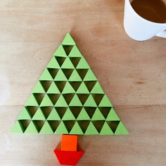 クリスマスツリー/クリスマス/パターンブロック/おうち育/暮らし パターンブロックの正三角形でクリスマスツ…(1枚目)