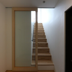 建築/住まい/階段 階段見上げ

玄関から2階リビングへの階段(1枚目)