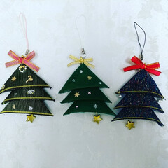 クリスマス/畳のヘリ、ツリーオーナメント 畳のヘリで作ったツリー3種類🎄
100均…(1枚目)