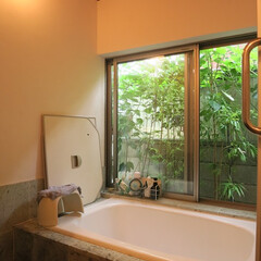 お風呂/十和田石/漆喰/ホーロー/自然素材 お風呂です。
緑の季節気持ちよさそうです…(1枚目)