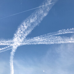 月/交差/飛行機雲/空 夕ご飯も終わってひと段落
涼しいから…