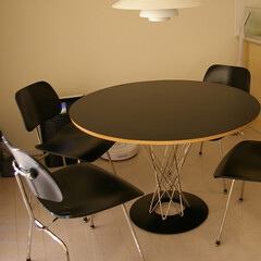 不動産・住宅/Chair/Table/DCM/サイクロンテーブル 明るいお部屋にブラックで統一された家具を…(1枚目)