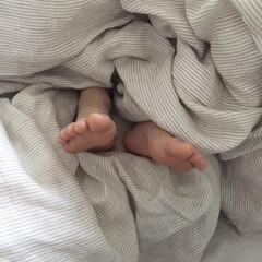 足裏/息子/ベッド/おやすみ/おやすみショット こどもは暑いんでしょうね、、、。
足だけ…(1枚目)