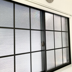 ロールカーテン/ロールスクリーン/窓/DIY/簡単DIY/LIMIADIY同好会/... 隣家との距離が近く、透明ガラスだとお隣さ…(1枚目)