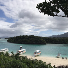 沖縄/LIMIAおでかけ部/フォロー大歓迎/おでかけ/旅行/おでかけワンショット 船着き場はビーチ

到着するとそこはブル…(1枚目)