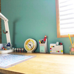 IKEA/カレンダー/バンブーブラインド/時計/無印良品/学習机/... 子供の勉強机です。
小1の娘は最近時計が…