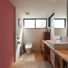 トイレ/洗面所 ピンクに塗られた扉が差し色に。収納部分の…(1枚目)