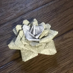 ダイソー/つまみ細工/ハンドメイド/折り紙/ばら この薔薇、千代紙で作りました！

ダイソ…(2枚目)
