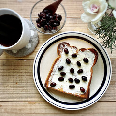 朝ごはん/ダルメシアントースト/黒豆/おせちのリメイク/あけおめ/おうちごはん おせちの黒豆とクリームチーズでダルメシア…(1枚目)