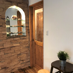 塗り壁/自然素材の家/泡ガラス/木製ドア/工務店/注文住宅/... 木のぬくもりあふれる無垢建具 。
岸田工…