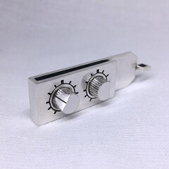 TB-303/シンセサイザー/アクセサリー/個性的/マニアック/ハンドメイド/... シンセサイザーの名機TB-303風のつま…
