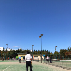 テニスコート/風景/お昼ごはん/おでかけ/次のコンテストはコレだ！ 雲ひとつない日本晴れの下の🎾✨
出だしは…(1枚目)