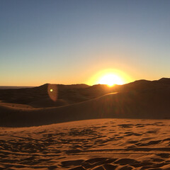 「サハラ砂漠の中で見た朝日！

ラクダに乗…」(1枚目)