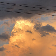 夕焼け色 巨大な雲が、夕焼け色になっていた。(1枚目)
