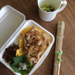 お弁当 豚の生姜焼き丼弁当🍱

舞茸坦々味噌、わ…(1枚目)