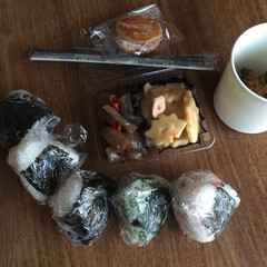 お弁当 おにぎり弁当🍙

鮭と柚子胡椒マヨ、ちり…(1枚目)