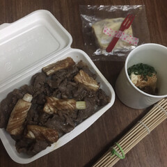 お弁当 牛丼弁当🍱

豆腐とネギのお味噌汁、豆皿…(1枚目)