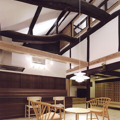 洋室/白/黒/ブラウン/暖色/木目柄/... 天井が高く、既存の構造材が印象的です。モ…(1枚目)