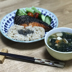 きゅうり/ミニトマト/鮭/夕ご飯/簡単レシピ/味噌汁 いつの日かの夕ご飯！鮭を焦がしました…。…(1枚目)