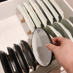 食器収納/食器/シンプルな暮らし/シンプルライフ/使いやすい収納/ディッシュスタンド/... 出番の多いお皿は立てて収納しています。
…(2枚目)