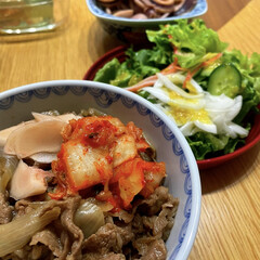 「夕飯😋
牛丼にキムチと生姜の梅酢乗せて
…」(1枚目)