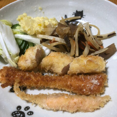 晩ご飯 今日はお芋ごはんに豆腐と春菊のお味噌汁白…(2枚目)