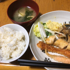 晩ご飯 今日はお芋ごはんに豆腐と春菊のお味噌汁白…(1枚目)