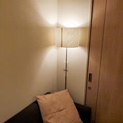 アーレング/IKEA/照明器具/オシャレ/ルームライト ソファ横にフロアランプを置いてます。上と…(1枚目)