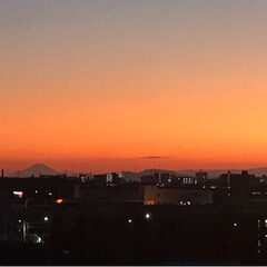 「今日も素敵な夕日。
見て富士山も。」(2枚目)