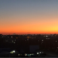 「今日も素敵な夕日。
見て富士山も。」(1枚目)