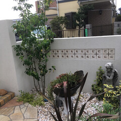 裏庭/石英石張り/化粧砂利/ソヨゴ/天使置物/アンティーク風花台/... こちらは我が家の裏庭です。

見える部分…(3枚目)
