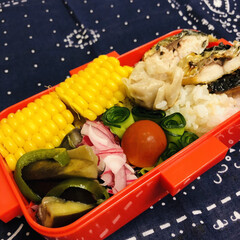 紫玉ねぎ/ピーマン/ミニトマト/鯖/トウモロコシ/焼売/... 今日のお弁当
今日は、次女の 球技大会…