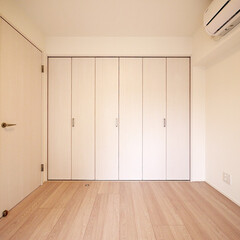 洋室/クローゼット/大容量収納 3枚扉の大きなクローゼットが特長の洋室。(1枚目)