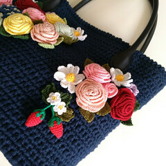 ハンドメイド/ファッション かぎ針編みで編んだバッグです😄
薔薇など…(4枚目)