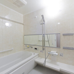 浴室・風呂/浴室/風呂場/水まわり/手すり 手すりも設置し、明るく清潔で安全な空間に。(1枚目)
