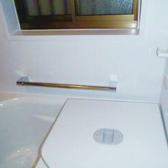 浴室・風呂/浴室/風呂場/水まわり 浴槽に手すりを設置し、浴室の安全を確保。(1枚目)