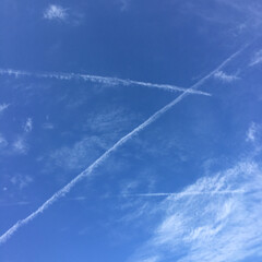 風景 飛行機雲が クロスしてるのは 初めて見ま…(1枚目)