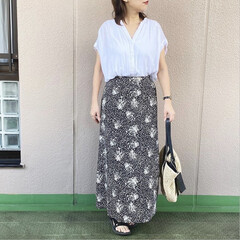 通勤コーデ/ファッション/今日のコーデ/プチプラコーデ/ママコーデ とろみシャツに、花柄スカートを合わせた夏…(1枚目)