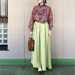 通勤コーデ/ママコーデ/プチプラコーデ/今日のコーデ/ファッション 花柄のブラウスと若草色のスカートを合わせ…(1枚目)
