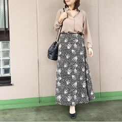 ママコーデ/プチプラコーデ/通勤コーデ/今日のコーデ/ファッション スキッパーシャツに、花柄のロングスカート…(1枚目)