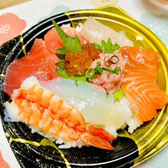 「妹と近場をグルグル巡り
夕食に海鮮丼¥5…」(1枚目)